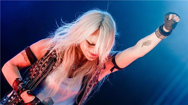 Der harte Aufstieg von Metal-Queen Doro Pesch Vor 40 Jahren betrat Doro Pesch erstmals als Sängerin der Band Warlock in Düsseldorf die Bühne.