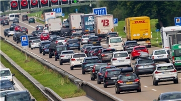 Vor allem auf den Autobahnen in Süddeutschland dürfte am Wochenende wieder viel Verkehr herrschen. (Symbolbild)