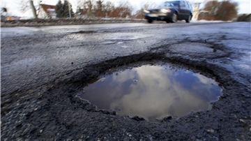 Vor allem im Winter weisen viele Straßen im Cuxland Schäden auf. Welche Strecken besonders sanierungsbedürftig sind, ermittelt die Straßenbaubehörde in Stade alle fünf Jahre.