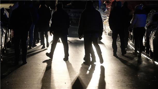 Vor allem in den östlichen Bundesländern (das Foto zeigt eine Szene aus Freiberg in Sachsen), aber auch in Nordenham versammelten sich am Montag Gegnerinnen und Gegner der Coronapolitik und ihrer Regelungen zu sogenannten "Spaziergängen". Die Polizei war auch in Nordenham vor Ort.
