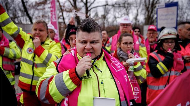 Öffentlicher Dienst: Gewerkschaften lehnen Angebot ab Vor Beginn einer weiteren Runde der Tarifverhandlungen im öffentlichen Dienst demonstrieren Beschäftigte in Potsdam.