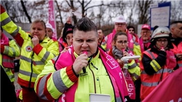 Vor Beginn einer weiteren Runde der Tarifverhandlungen im öffentlichen Dienst demonstrieren Beschäftigte in Potsdam.