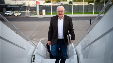 Vor dem Abflug von Deutschland nach Tansania: Bundespräsident Frank-Walter Steinmeier reist nach Afrika.