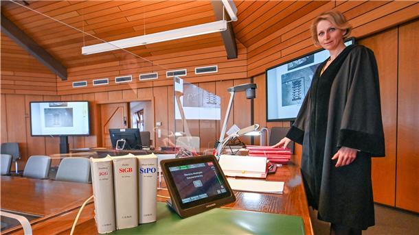 Vor dem Amtsgericht Geestland finden auch Online-Verhandlungen statt. Richterin Henrike Zwanzig weiß die Vorzüge der modernen Videokonferenztechnik zu schätzen.