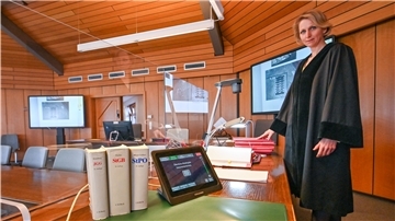 Vor dem Amtsgericht Geestland finden auch Online-Verhandlungen statt. Richterin Henrike Zwanzig weiß die Vorzüge der modernen Videokonferenztechnik zu schätzen.