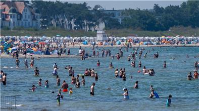 Vor dem Baden im kühlen Meer sollte man den aufgeheizten Körper langsam runterkühlen, sonst kann es lebensgefährlich werden. (Archivbild)