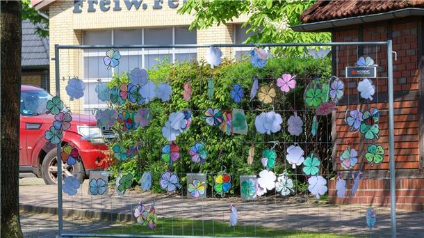 Arian bleibt verschwunden - keine heiße Spur Vor dem Bürgerhaus in Bremervörde hängen gebastelte Kleeblätter mit Wünschen für den vermissten Arian.