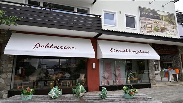 Seilpartnerin: Laura wurde von riesengroßem Stein getroffen Vor dem Einrichtungshaus der Familie Dahlmeier stehen Blumen