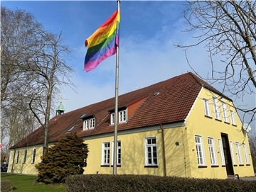 Vor dem Gästehaus der katholischen Kirche in Burhave weht die Regenbogenflagge. Ratsherr Dr. Hans Hortig stört sich daran.