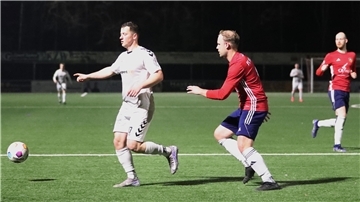 Der SV Brake mit Jan Speer in einem Fußball-Bezirksligaspiel.
