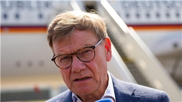 Vor dem Gespräch des ukrainischen Präsidenten Wolodymyr Selenskyj mit US-Präsident Donald Trump äußerte sich Außenminister Johann Wadephul im Podcast „Table.Today“ skeptisch zu einer Entsendung deutscher Soldaten in die Ukraine.