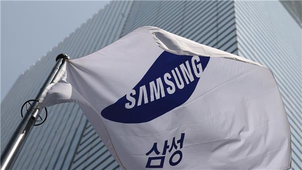 Samsung mit deutlichem Gewinnrückgang  Vor dem Hauptsitz von Samsung im südkoreanischen Seoul weht eine Flagge mit dem Logo des Unternehmens.