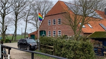 Vor dem Haus von Matthias Schulz hängt die Regenbogenflagge. Der Wattführer hat damit die Challenge eröffnet.
