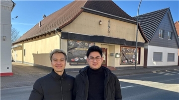 Vor dem künftigen Restaurant: Khyu Lie und Van Duc Nguyen freuen sich auf die Eröffnung von „BEUN Fine Sushi & Asian Cuisine“ in der Neuen Straße 113 in Bremervörde.