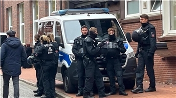 Vor dem Landgericht Stade sammeln sich die Einsatzkräfte der Polizei.
