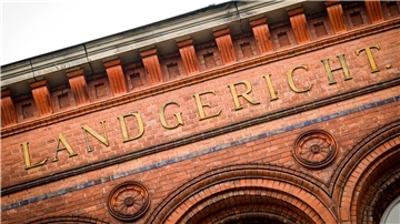 Die Fassade eines Hauses, an dem Landgericht steht.