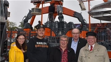 Vor dem nagelneuen Fahrgeschäft „Mad Max“ (von links): Ordnungsamtsleiterin Angelika Müchler, Juniorchef Jim Schaak, Schausteller-Sprecher Dietrich Meier, Bürgermeister Harald Stindt und Günter Busch (Vorsitzender des Stadlander Marktausschusses).