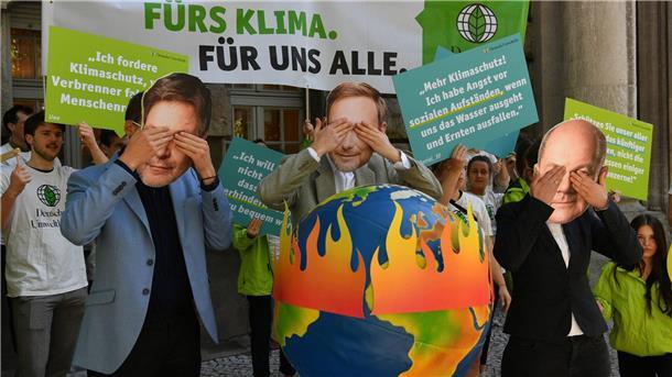 Gericht: Ampel muss Maßnahmen zu Klimaschutz nachschärfen Vor dem Oberverwaltungsgericht Berlin-Brandenburg protestierten Aktivisten der Deutschen Umwelthilfe.