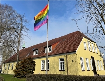 Vor dem Rat-Schinke-Haus in Burhave hängt die Regenbogen-Flagge am Mast. 