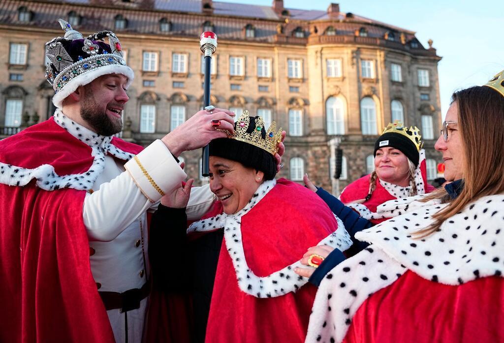 Vor dem Schloss Christiansborg warten Royal-Fans als König und Königin gekleidet auf die Proklamation des neuen Königs von Dänemark.