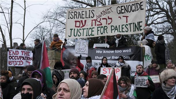 Israel wegen Völkermord-Klage vor UN-Gericht Vor dem Sitz des Gerichtshofs protestieren einige Hundert Anhänger der Palästinenser.