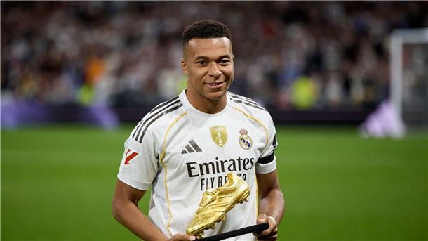 Real Madrid dank Mbappé-Toren weiter unangefochten vorn Vor dem Spiel gegen Valencia präsentierte Kylian Mbappé den Goldenen Schuh für Europas besten Torschützen.