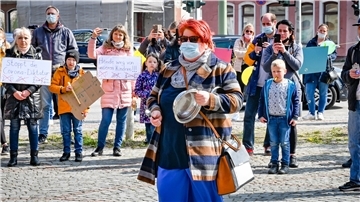 Vor dem Stadthaus demonstrieren Bürger gegen die Test- und Maskenpraxis für Kinder. Mutter Carola Koch ist die Organisatorin des Protests.