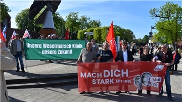 Vor dem Start des Demonstrationszuges haben sich die Teilnehmerinnen und Teilnehmer auf dem Bahnhofsplatz versammelt. 
