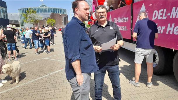Die große Abschlussfeier der Pinguins: Bremerhaven feiert seine Eishockey-Helden Vor dem Start des Korsos musste Alfred Prey noch einiges organisieren.