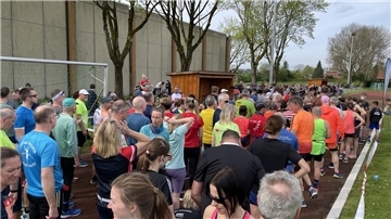 Vor dem Start: Die Läufer positionieren sich auf dem Sportplatz. 
