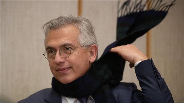 Frankfurter Ex-OB Feldmann in Korruptionsprozess verurteilt Vor dem Urteil hatte der Ex-OB wohl mit einem günstigeren Ausgang gerechnet. Einen dunklen Schal schwungvoll um den Hals geschlungen, saß er scherzend neben seinen Anwälten.