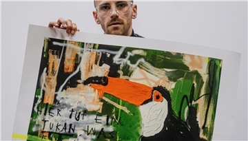 Vor dem Wirbel um ihn verkauft, jetzt ausgeliefert: Fynn Kliemann gelang es, 3729 signierte Kunstdrucke seines Gemäldes "Tukan" für 298 Euro je Exemplar zu verkaufen.