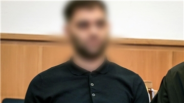 Vor den Augen von Polizisten soll ein Mann einen 35-Jährigen ermordet haben. (Archivbild)