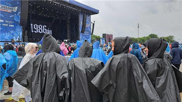 Deichbrand 2023 ertrinkt: REGEN und SCHLAMM ohne Ende (Fotos) Vor den Bühnen wird trotz des Regens ausgelassen getanzt.