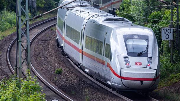 Vor der am Mittwoch beginnenden Verkehrsministerkonferenz drängt Bremens Verkehrssenatorin Özelm Ünsal auf eine ICE-Anbindung für Bremerhaven. 