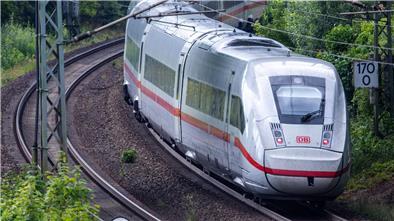 Vor der am Mittwoch beginnenden Verkehrsministerkonferenz drängt Bremens Verkehrssenatorin Özelm Ünsal auf eine ICE-Anbindung für Bremerhaven. 