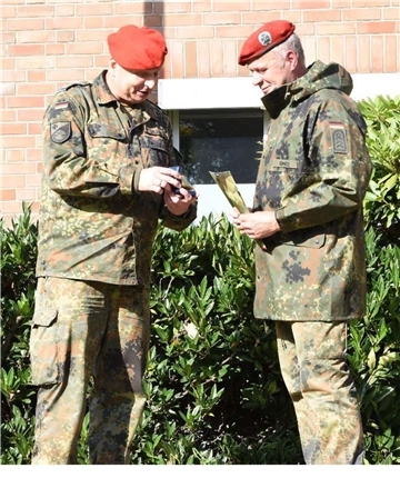 Oberstabsfeldwebel Ralf Rimkus erhält Ehrenmedaille der Logistikschule Vor der angetretenen Lehrgruppe „Charlie“ würdigte General Holger Draber (links) die besonderen Verdienste des Reservedienstleistenden Ralf Rimkus, der als Lehrgruppen- und Inspektionsfeldwebel über viele Jahre hinweg, nach Beendigung seiner aktiven Dienstzeit als Berufssoldat, immer wieder zur Verfügung stand, wenn die Truppe ihn rief.