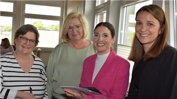 Vor der Ausschuss-Sitzung im Rathaussaal in Rodenkirchen im Gespräch (von links): Kerstin Beck und Petra Blohm (Schulleiterinnen in Rodenkirchen), Anne Gedratis (Schulleiterin in Seefeld) und Elternvertreterin Sonja Zimmermann.