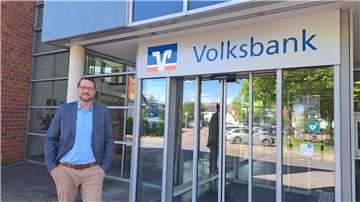 Vor der Filiale in Beverstedt an der Hindenburgstraße: Prokurist Malte Hövel hat die Fusion auf Seiten der ehemaligen Volksbank Bremerhaven-Cuxland vorangetrieben.
