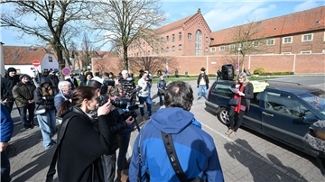 Vor der Frauen-JVA in Vechta versammeln sich Sympathisanten der inhaftierten RAF-Terroristin Daniela Klette unter dem Motto „Solidarität mit Daniela“. Innenministerin Daniela Behrens hat dafür kein Verständnis.
