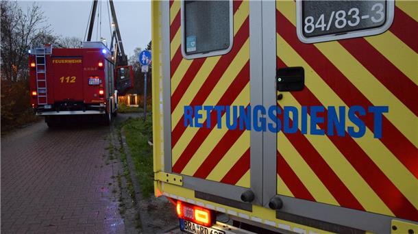 Vor der Fußgängerbrücke, die in Höhe der Weserterrassen über die Bahnschienen führt, standen am Freitagnachmittag zahlreiche Einsatzfahrzeuge.