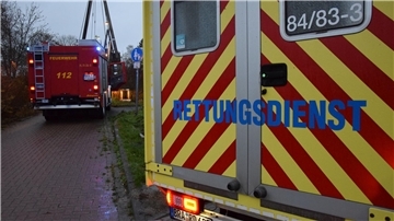 Vor der Fußgängerbrücke, die in Höhe der Weserterrassen über die Bahnschienen führt, standen am Freitagnachmittag zahlreiche Einsatzfahrzeuge.