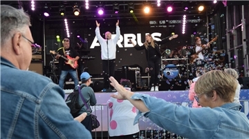 Vor der Hauptbühne war die Stimmung am Samstagabend bestens - dank der Band Aquacity, die kurzfristig für den ursprünglich geplanten Act eingesprungen war.