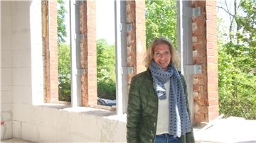 Vor der Herausforderung aus Stahl und Stein: Investorin Ulrike Hagenbucher-Bisotti vor einer der neuen Fensteröffnungen – hinter ihr die stabilen Stahlträger, die das historische Mauerwerk für die größeren Öffnungen sichern.