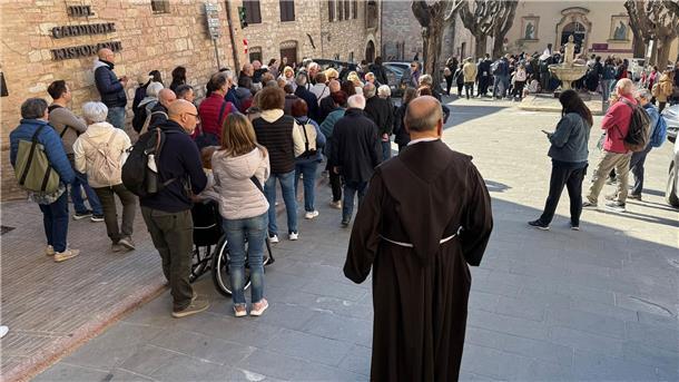 Vor der Kirche Santa Maria Maggiore gibt es immer wieder lange Schlangen. 