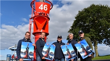 Vor der roten Museums-Fahrwassertonne im Kutterhafen Fedderwardersiel, die Fotomotiv für den Lions-Adventskalender ist (von links): Rainer Penning (Aktivity-Beauftragter des Lions-Club Brake), Ingo Finger (Präsident des Lions-Clubs Nordenham/Elsfleth), Der. Peter Hinrichs (Aktivity-Beauftragter des Lions-Clubs Nordenham/Elsfleth), Gerd Munderloh (Vorsitzender des Lions-Fördervereins Brake) und Lions-Kalenderbeauftragter Burkhard Stamer. 