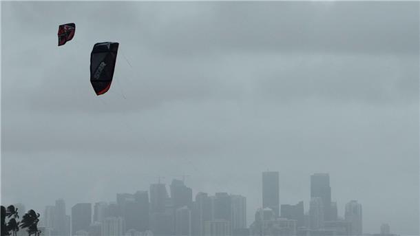 Vor der Skyline von Miami nutzen Kite-Surfer  die starken Winde, die Hurrikan „Ian“ verursacht.