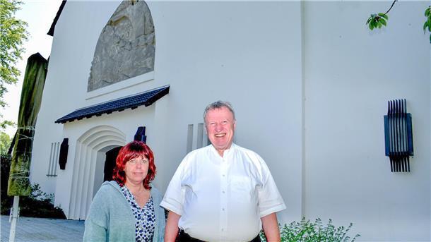 Vor der Willehad-Kirche in Nordenham: Pfarrer Karl Jasbinschek mit Fest-Organisatorin Christa Cyriakel.