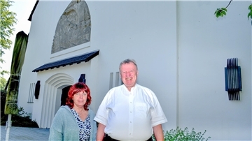 Vor der Willehad-Kirche in Nordenham: Pfarrer Karl Jasbinschek mit Fest-Organisatorin Christa Cyriakel.