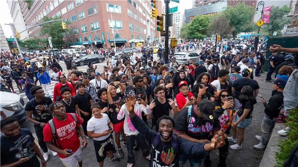 Aktion von Internet-Stars führt zu Chaos in New York Vor der Aktion zweier Internet-Stars hatten sich am Union Square hauptsächlich jüngere Menschen versammelt.